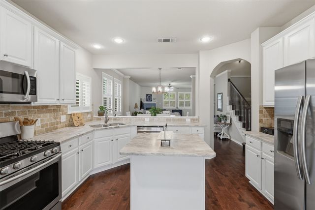 807 Huebner Way, Burleson, TX 76028