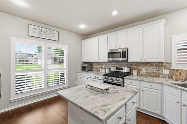 807 Huebner Way, Burleson, TX 76028