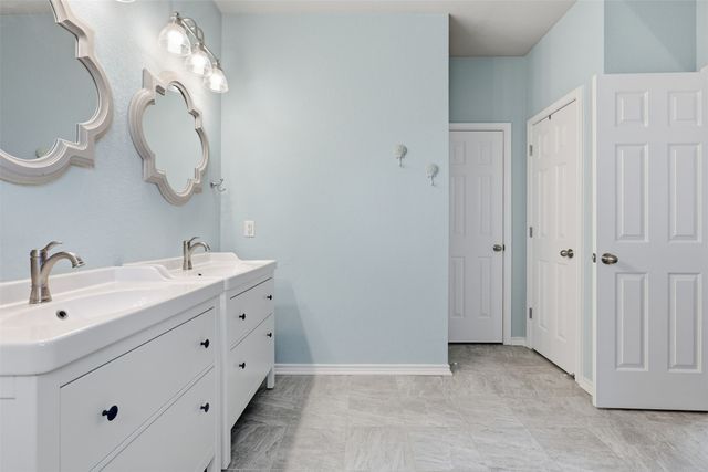 807 Huebner Way, Burleson, TX 76028