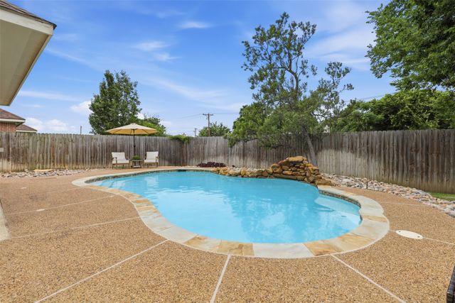 807 Huebner Way, Burleson, TX 76028