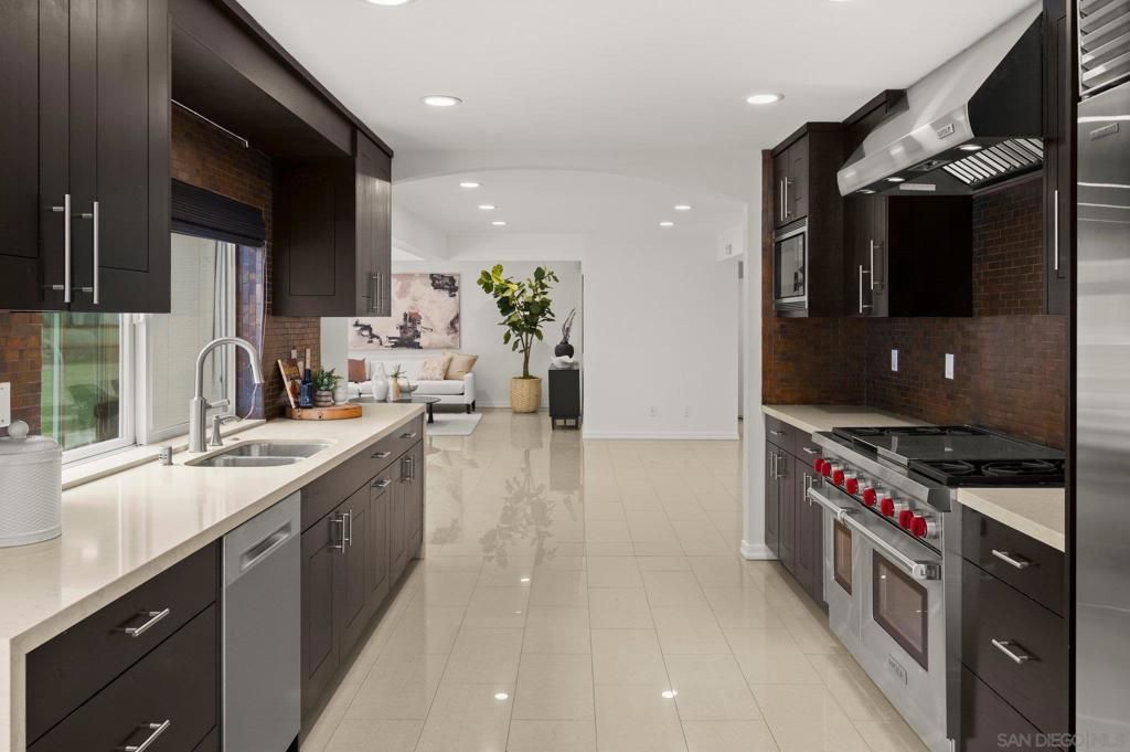 Image 12 of property listing at 2505 Hidden Valley Pl, La Jolla, CA 92037