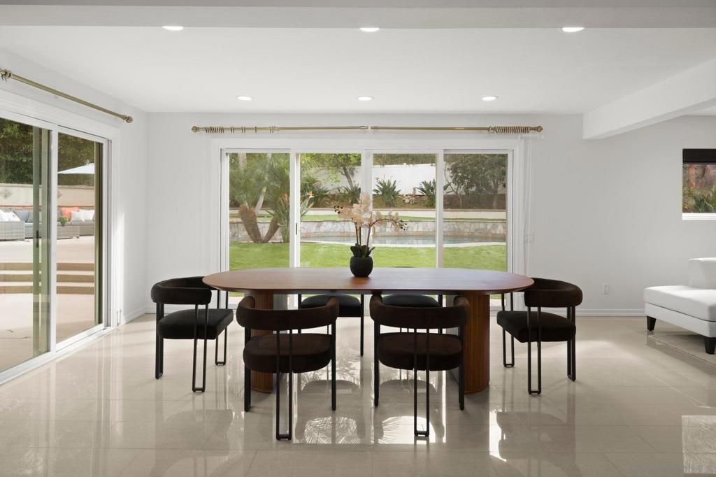 Image 15 of property listing at 2505 Hidden Valley Pl, La Jolla, CA 92037