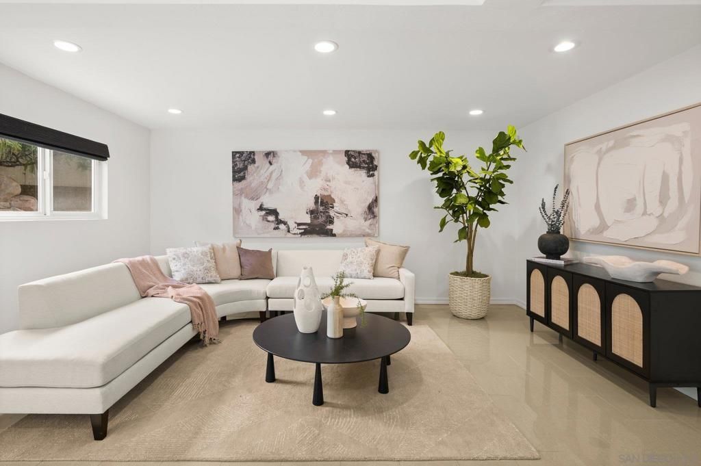 Image 16 of property listing at 2505 Hidden Valley Pl, La Jolla, CA 92037