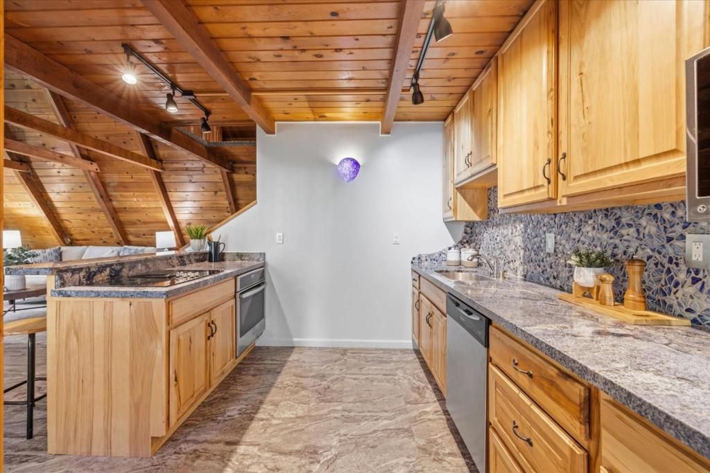 Image 17 of property listing at 18081 Redwood Drive, Los Gatos, CA 95033