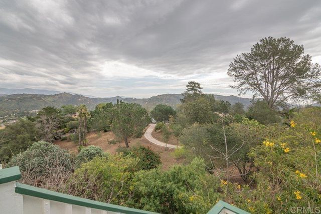 4327 Hollyhill Road, Vista, CA 92084