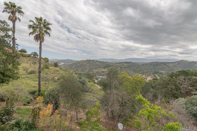 4327 Hollyhill Road, Vista, CA 92084