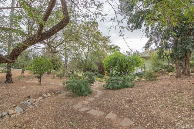 4327 Hollyhill Road, Vista, CA 92084