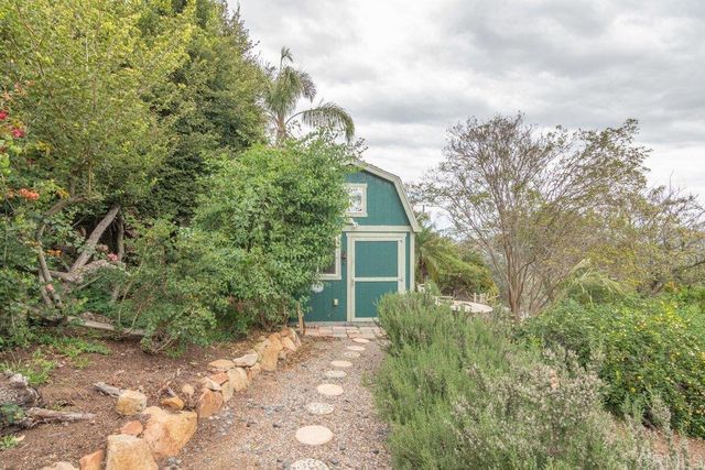 4327 Hollyhill Road, Vista, CA 92084