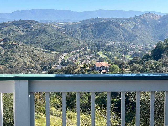 4327 Hollyhill Road, Vista, CA 92084