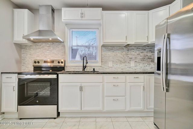 2220 Auburn Dr, Louisville, KY 40216