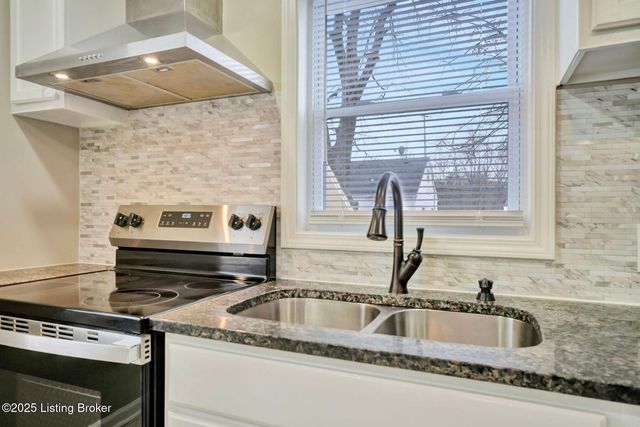 2220 Auburn Dr, Louisville, KY 40216