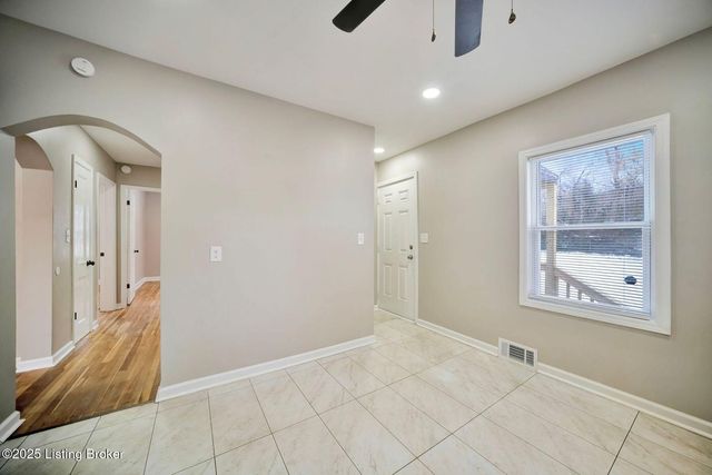 2220 Auburn Dr, Louisville, KY 40216