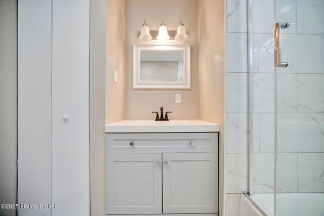 2220 Auburn Dr, Louisville, KY 40216