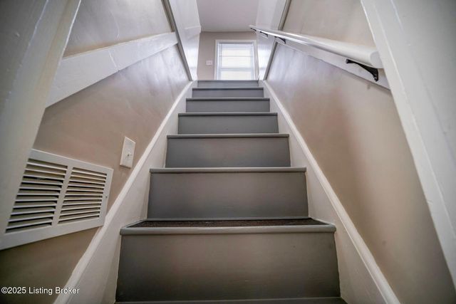 2220 Auburn Dr, Louisville, KY 40216