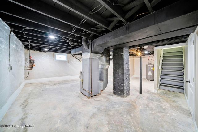 2220 Auburn Dr, Louisville, KY 40216