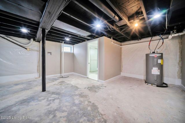 2220 Auburn Dr, Louisville, KY 40216