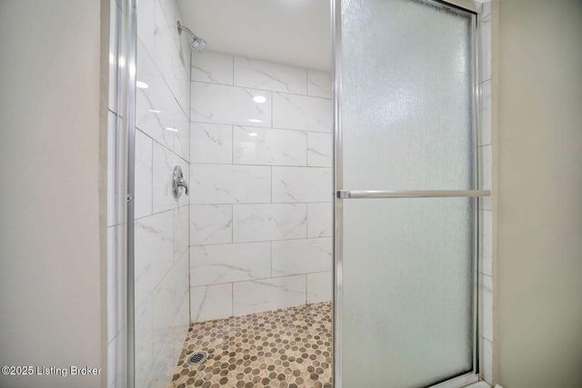 2220 Auburn Dr, Louisville, KY 40216