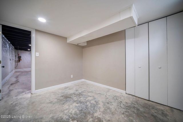 2220 Auburn Dr, Louisville, KY 40216