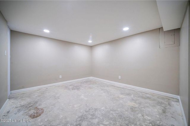 2220 Auburn Dr, Louisville, KY 40216