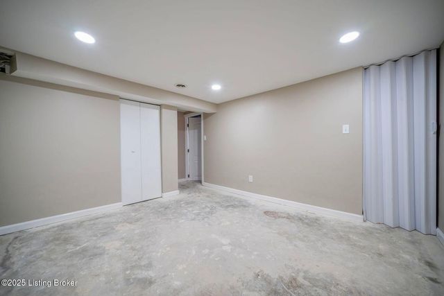 2220 Auburn Dr, Louisville, KY 40216