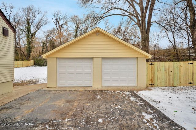 2220 Auburn Dr, Louisville, KY 40216