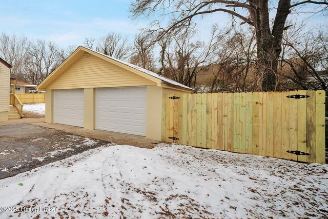 2220 Auburn Dr, Louisville, KY 40216