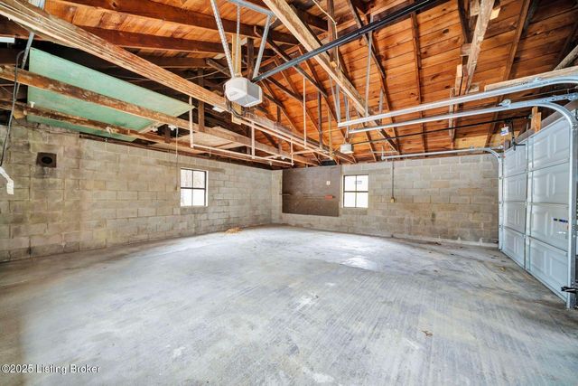 2220 Auburn Dr, Louisville, KY 40216