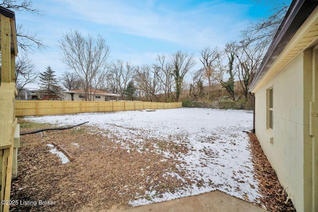 2220 Auburn Dr, Louisville, KY 40216