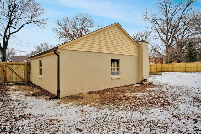 2220 Auburn Dr, Louisville, KY 40216