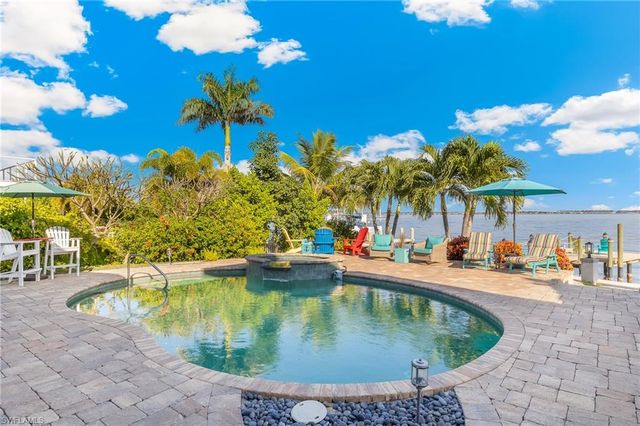 2905 SE 22nd PL, Cape Coral, FL 33904