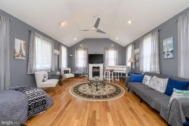 39 E 2ND AVE, Runnemede, NJ 08078