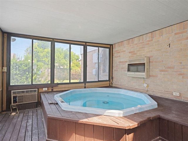 1372 W Cedarbrook Lane, Moore, OK 73170