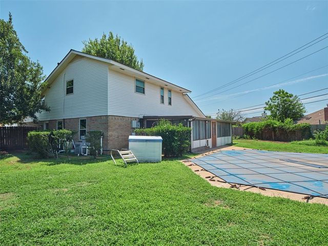 1372 W Cedarbrook Lane, Moore, OK 73170
