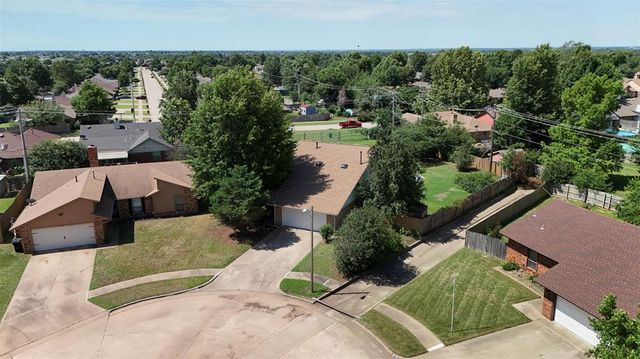 1372 W Cedarbrook Lane, Moore, OK 73170