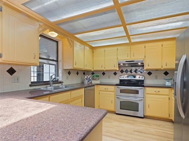1372 W Cedarbrook Lane, Moore, OK 73170