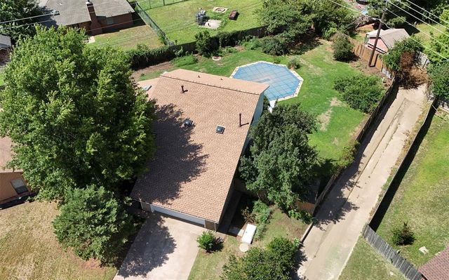 1372 W Cedarbrook Lane, Moore, OK 73170