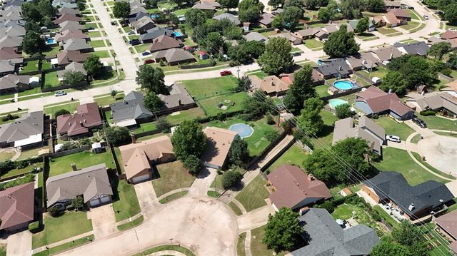 1372 W Cedarbrook Lane, Moore, OK 73170