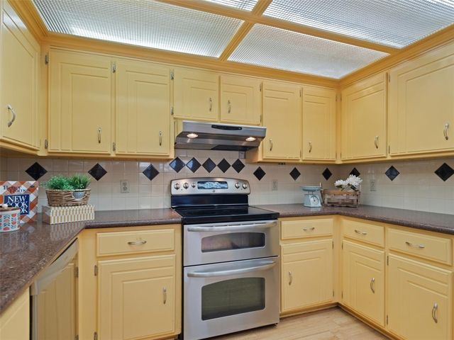 1372 W Cedarbrook Lane, Moore, OK 73170