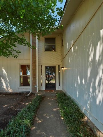 1372 W Cedarbrook Lane, Moore, OK 73170