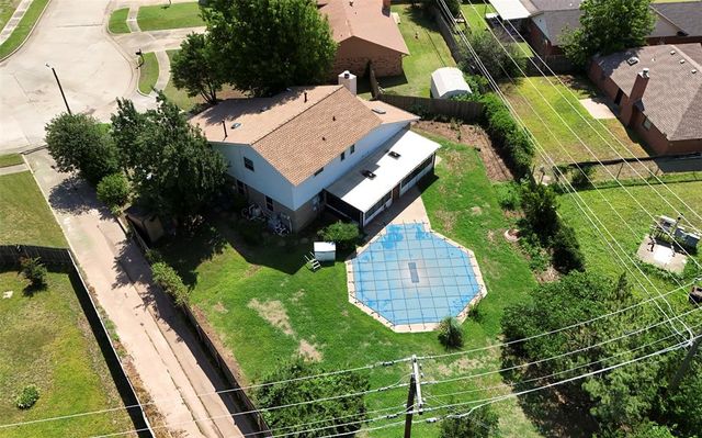 1372 W Cedarbrook Lane, Moore, OK 73170