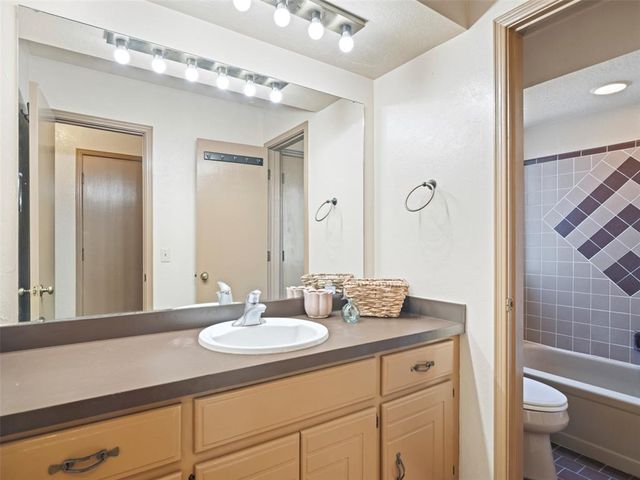 1372 W Cedarbrook Lane, Moore, OK 73170