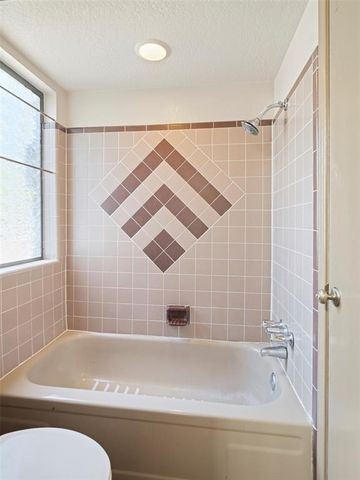 1372 W Cedarbrook Lane, Moore, OK 73170