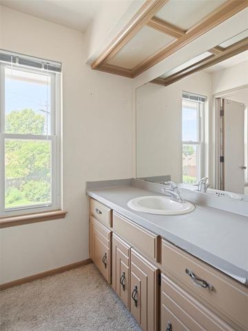 1372 W Cedarbrook Lane, Moore, OK 73170