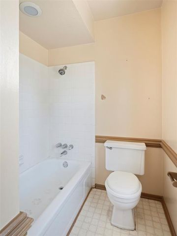 1372 W Cedarbrook Lane, Moore, OK 73170