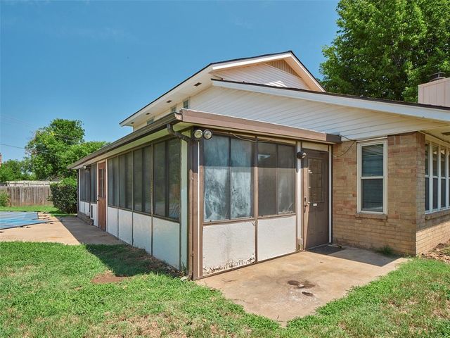 1372 W Cedarbrook Lane, Moore, OK 73170