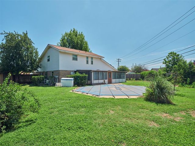 1372 W Cedarbrook Lane, Moore, OK 73170