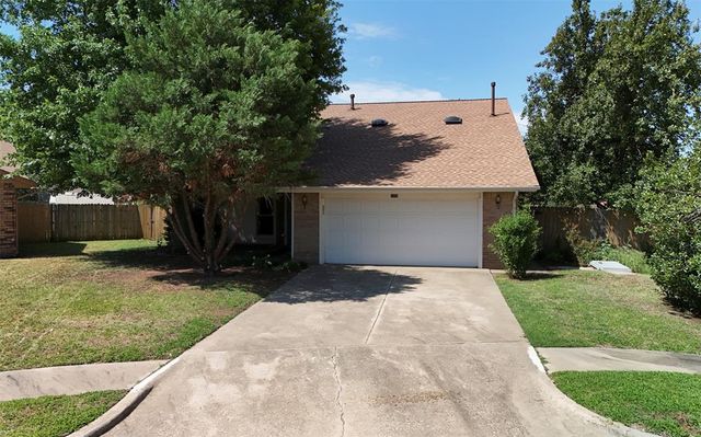 1372 W Cedarbrook Lane, Moore, OK 73170