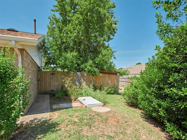 1372 W Cedarbrook Lane, Moore, OK 73170
