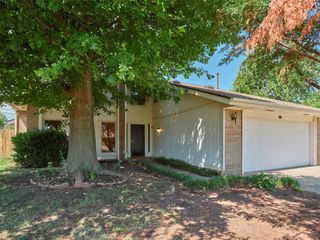 1372 W Cedarbrook Lane, Moore, OK 73170