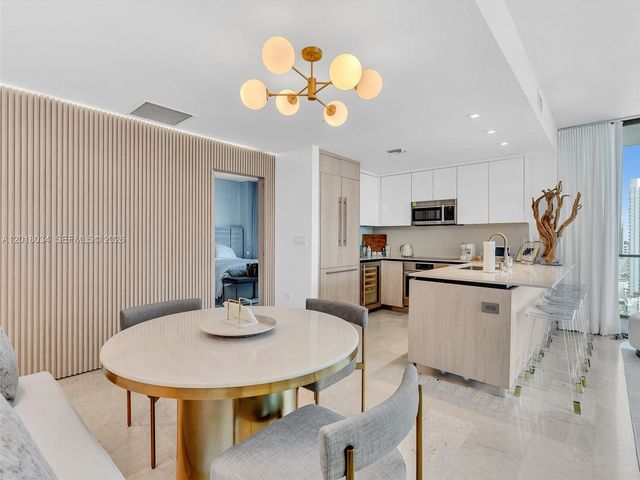 88 SW 7th St 2011, Miami, FL 33130